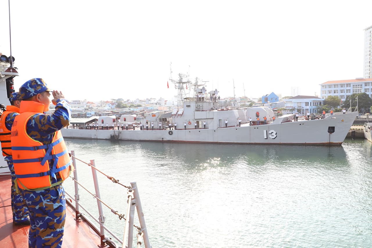 VIDEO: TÀU 17 RỜI BẾN THỰC HIỆN NHIỆM VỤ ĐỐI NGOẠI QUỐC PHÒNG