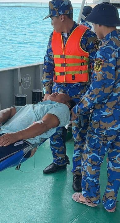 Tàu 741 vận chuyển cấp cứu ngư dân bị nạn trên quần đảo Trường Sa