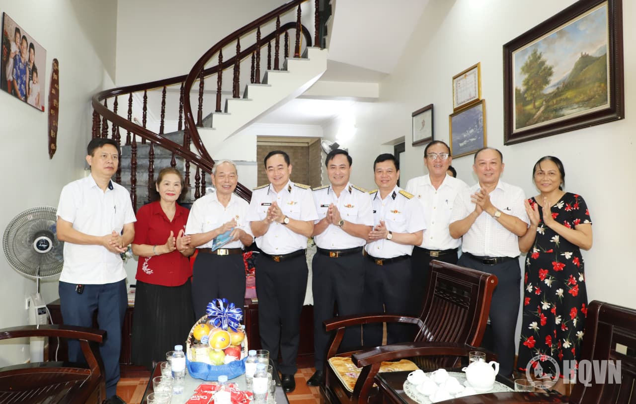 Phó Đô đốc Trần Thanh Nghiêm thăm, tặng quà gia đình chính sách tại Hải Phòng