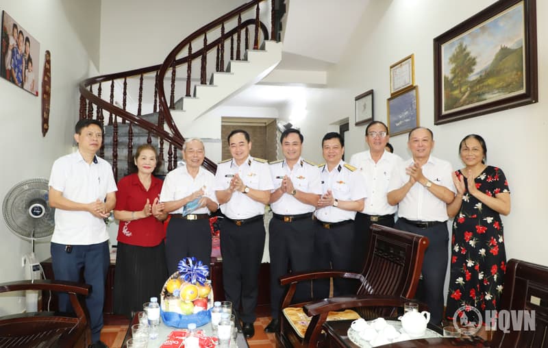 Phó Đô đốc Trần Thanh Nghiêm thăm, tặng quà gia đình chính sách tại Hải Phòng