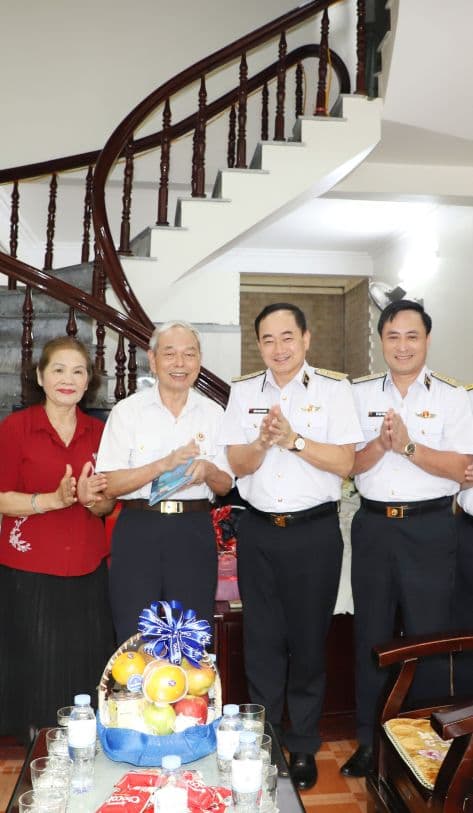 Phó Đô đốc Trần Thanh Nghiêm thăm, tặng quà gia đình chính sách tại Hải Phòng