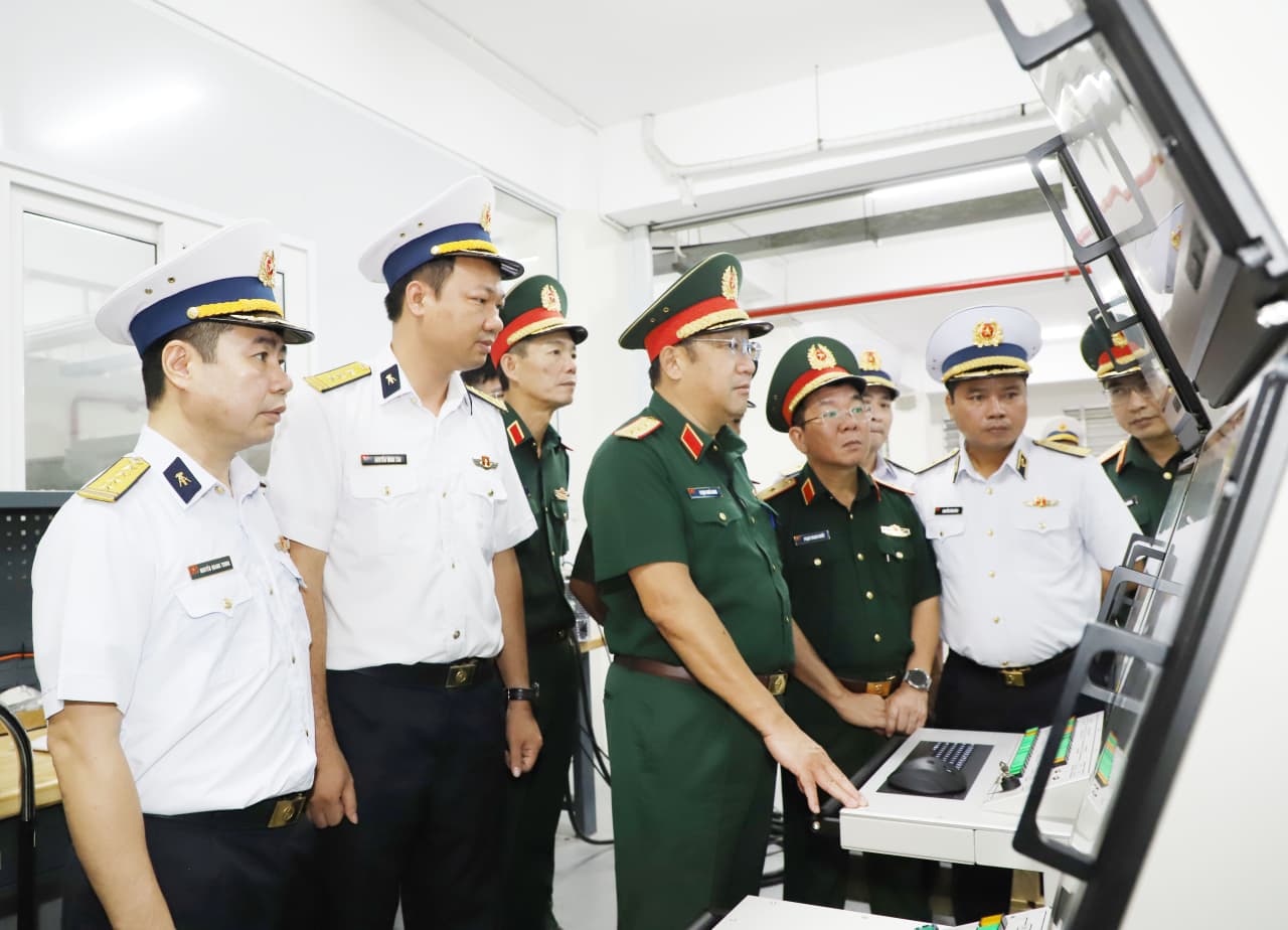 Thượng tướng Phạm Hoài Nam kiểm tra các đơn vị Hải quân