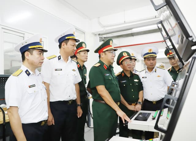 Thượng tướng Phạm Hoài Nam kiểm tra các đơn vị Hải quân