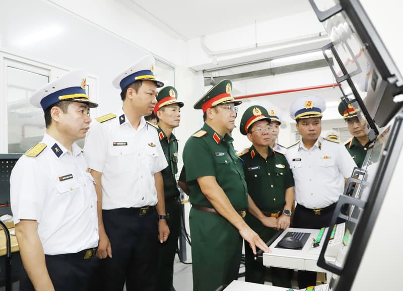 Thượng tướng Phạm Hoài Nam kiểm tra các đơn vị Hải quân