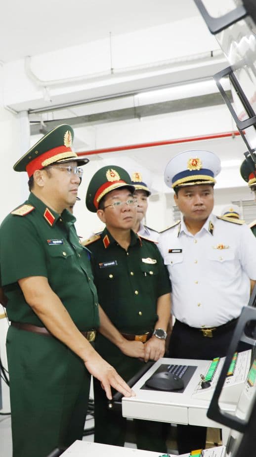 Thượng tướng Phạm Hoài Nam kiểm tra các đơn vị Hải quân