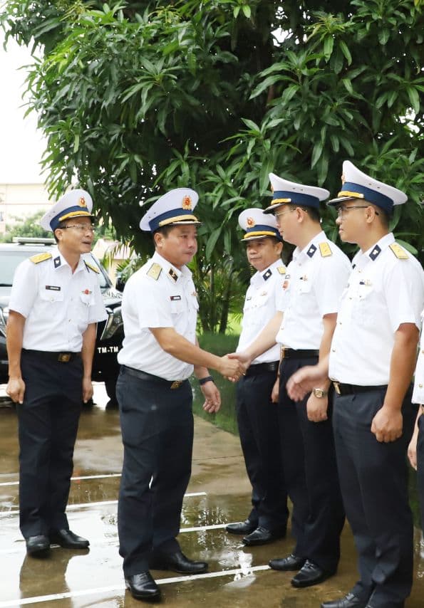Chuẩn Đô đốc Nguyễn Văn Bách kiểm tra Trung tâm Xử lý tin ra đa và Lữ đoàn 602