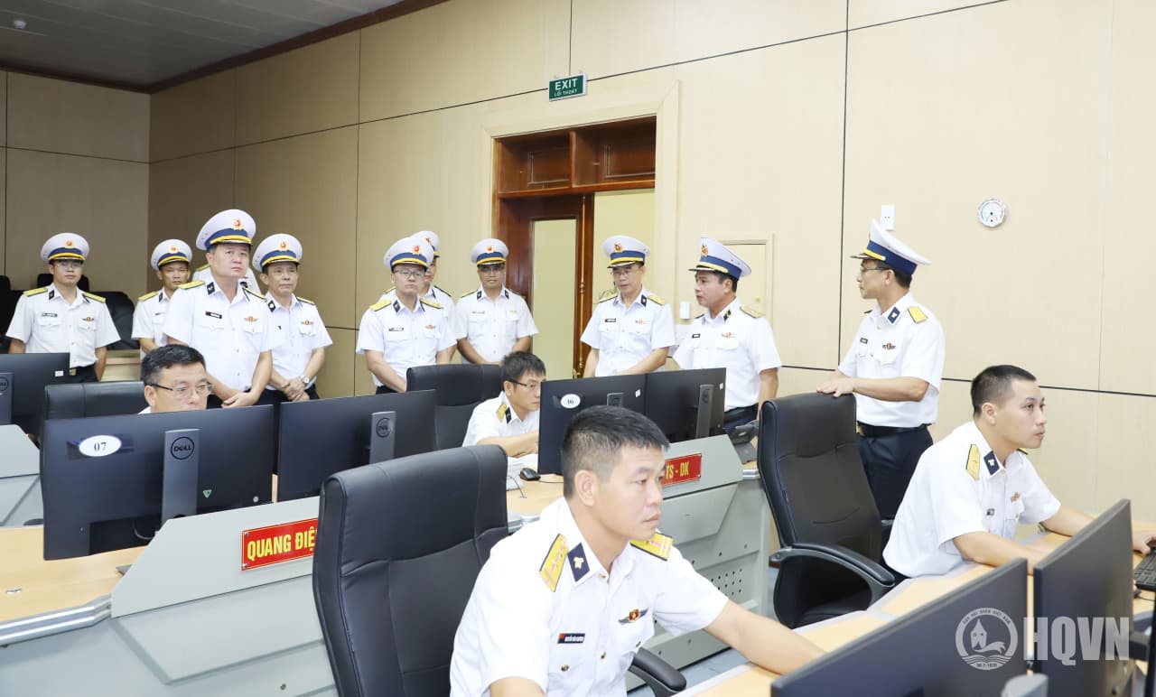 Chuẩn Đô đốc Nguyễn Văn Bách kiểm tra Trung tâm Xử lý tin ra đa và Lữ đoàn 602