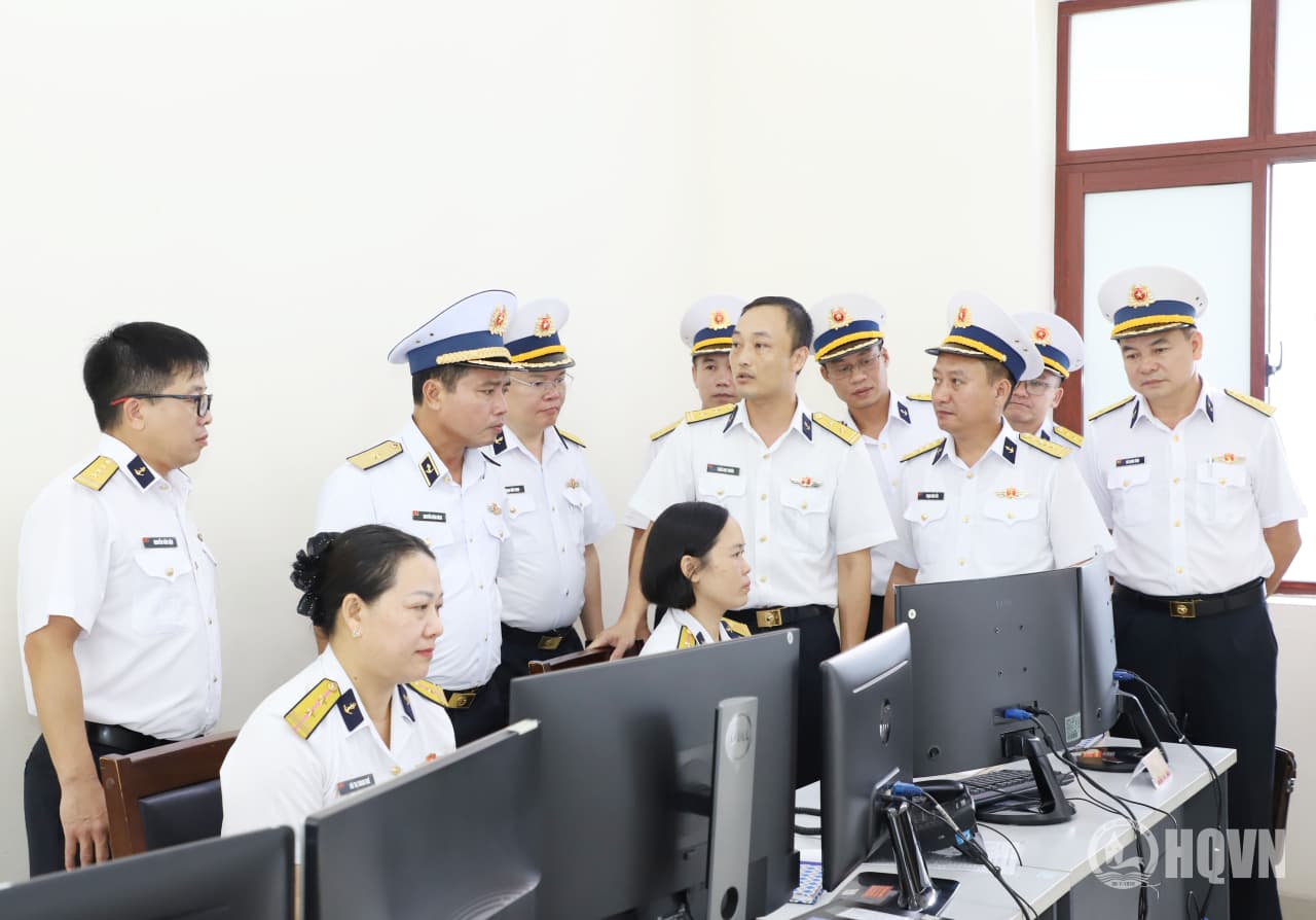 Chuẩn Đô đốc Nguyễn Văn Bách kiểm tra Trung tâm 47
