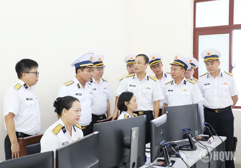 Chuẩn Đô đốc Nguyễn Văn Bách kiểm tra Trung tâm 47