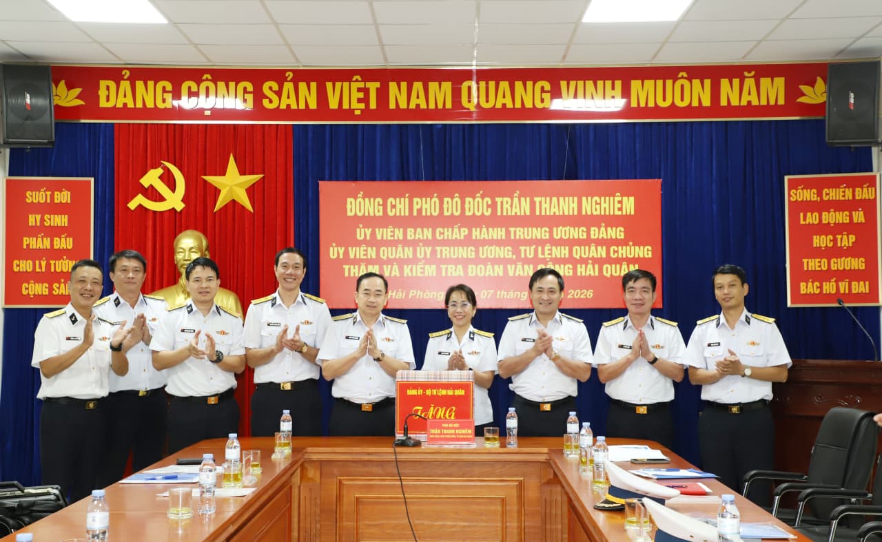 Phó Đô đốc Trần Thanh Nghiêm thăm, kiểm tra Đoàn Văn công Hải quân