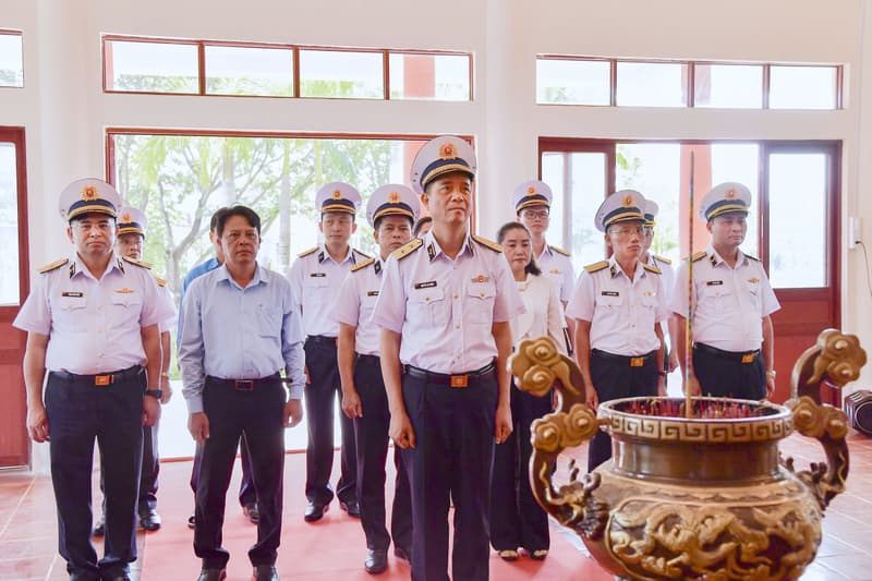 Đoàn đại biểu Quân chủng Hải quân dâng hương tưởng niệm tại bến Vàm Lũng