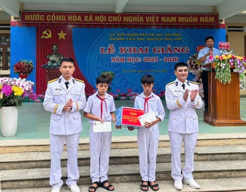 Trung tâm An điều dưỡng tàu ngầm tặng quà con ngư dân
