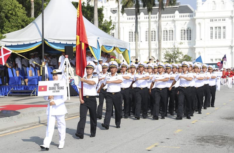 Đoàn Hải quân nhân dân Việt Nam tham gia diễu binh đường phố tại Penang