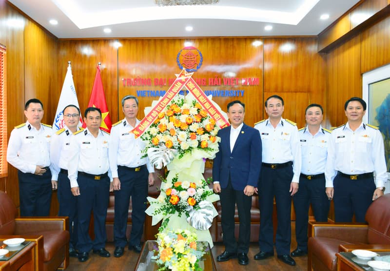 Bộ Tham mưu Hải quân chúc mừng Trường Đại học Hàng hải Việt Nam