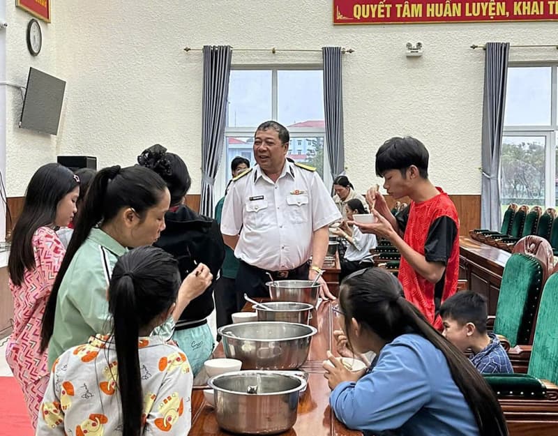 Cán bộ, chiến sĩ Lữ đoàn 682 cứu được 9 người dân bị mắc kẹt trong vùng lũ