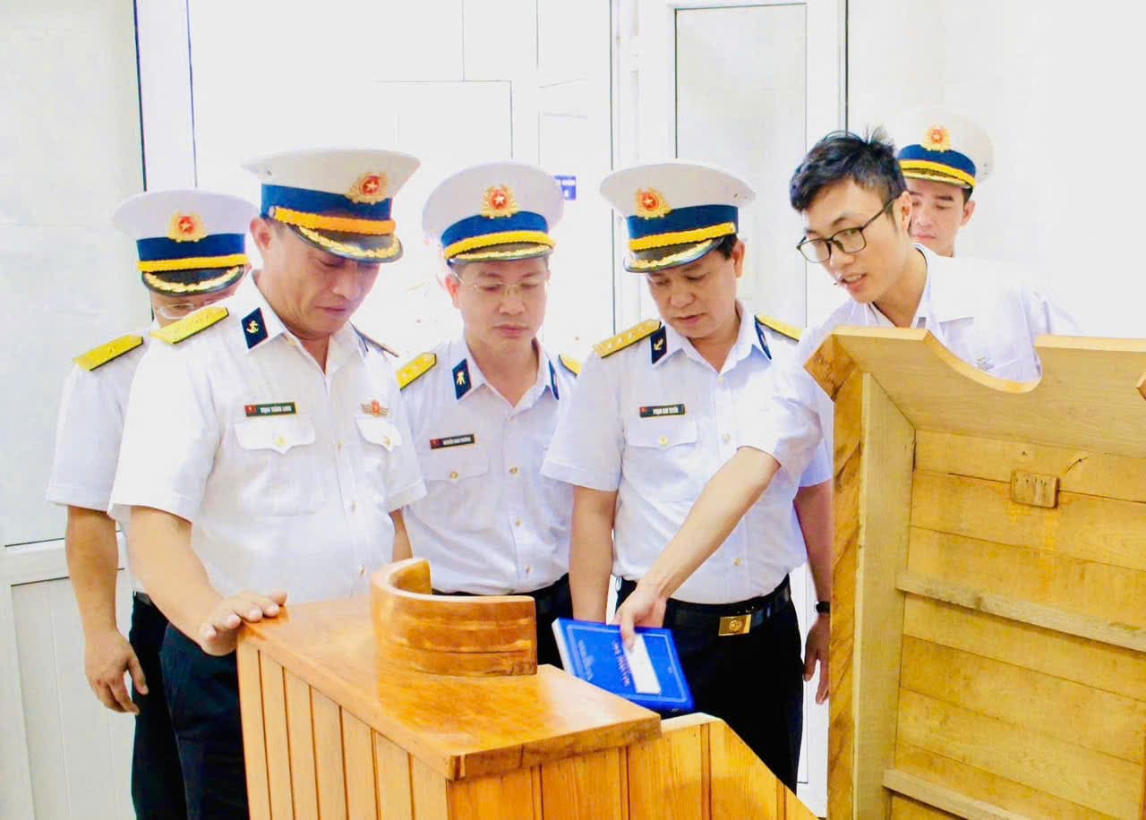 Chính ủy Cục Hậu cần - Kỹ thuật Hải quân thăm và làm việc tại Trung tâm An điều dưỡng tàu ngầm