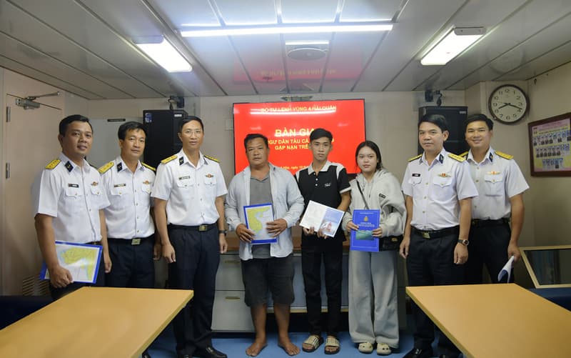 Tàu 571 đưa ngư dân bị nạn từ đảo Song Tử Tây về đất liền an toàn