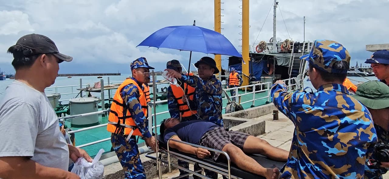 Tàu 937 cấp cứu kịp thời ngư dân bị nạn trên biển