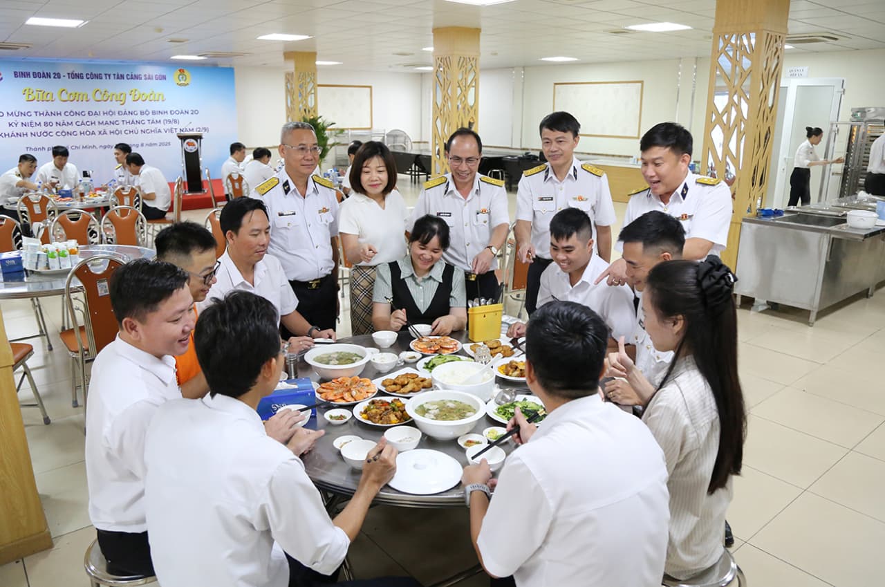 Binh đoàn 20 tổ chức “Bữa cơm công đoàn”