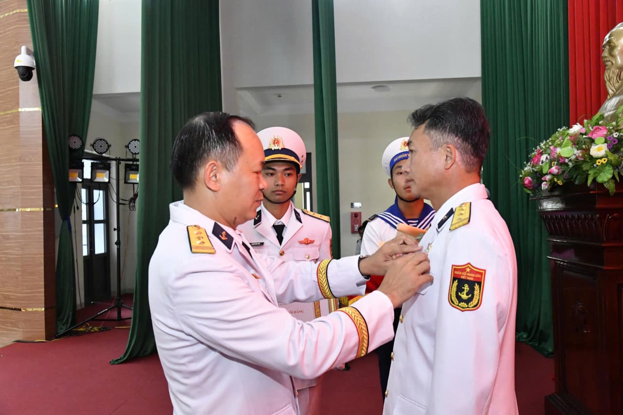 Trung tâm Huấn luyện Vùng 2 trao tặng Huy hiệu 30 năm tuổi Đảng