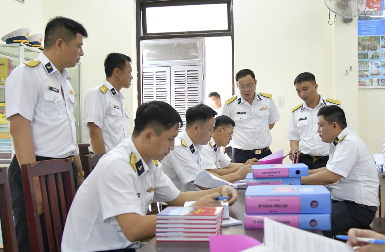 Lữ đoàn 955 kiểm tra đội ngũ chính trị viên, chính trị viên phó các tàu