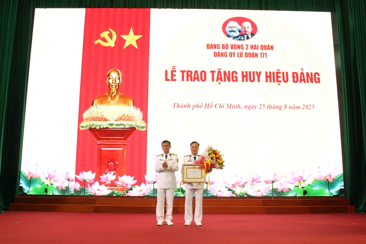 Lữ đoàn 171 Hải quân tổ chức trao Huy hiệu 30 năm tuổi Đảng