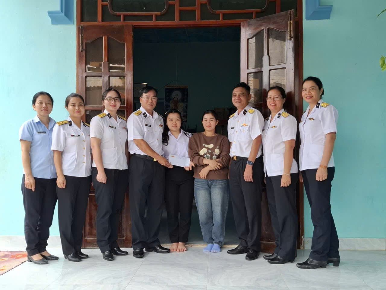 Hải đoàn 129 thăm, tặng quà con ngư dân