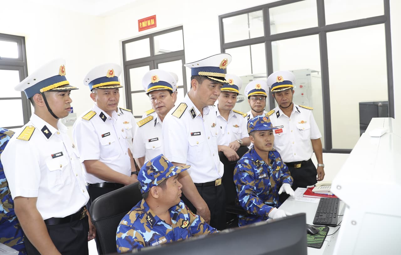 Đoàn công tác Quân chủng Hải quân kiểm tra tại Trung đoàn 251
