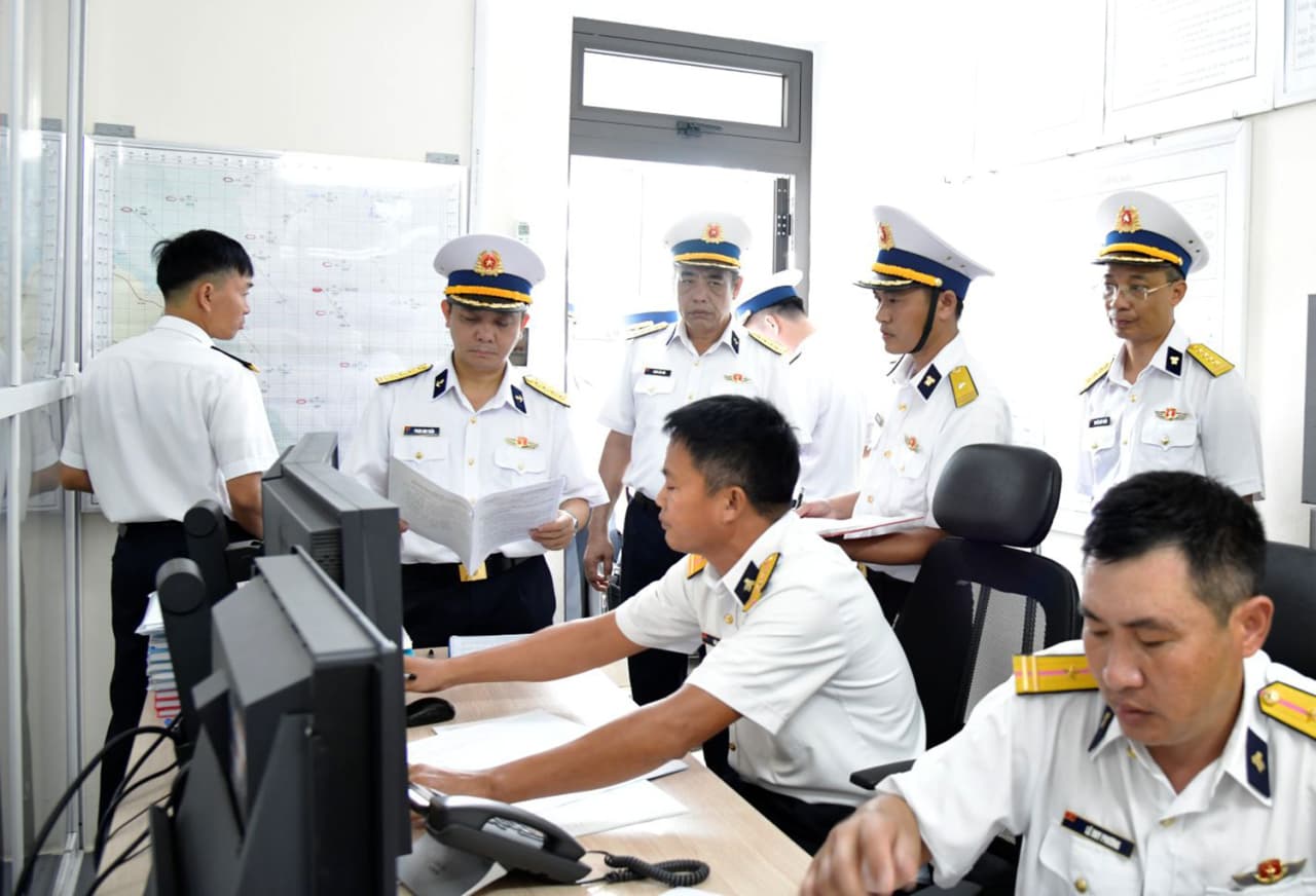 Tư lệnh Vùng 3 Hải quân kiểm tra các đơn vị trực thuộc tại Huế và Quảng Trị