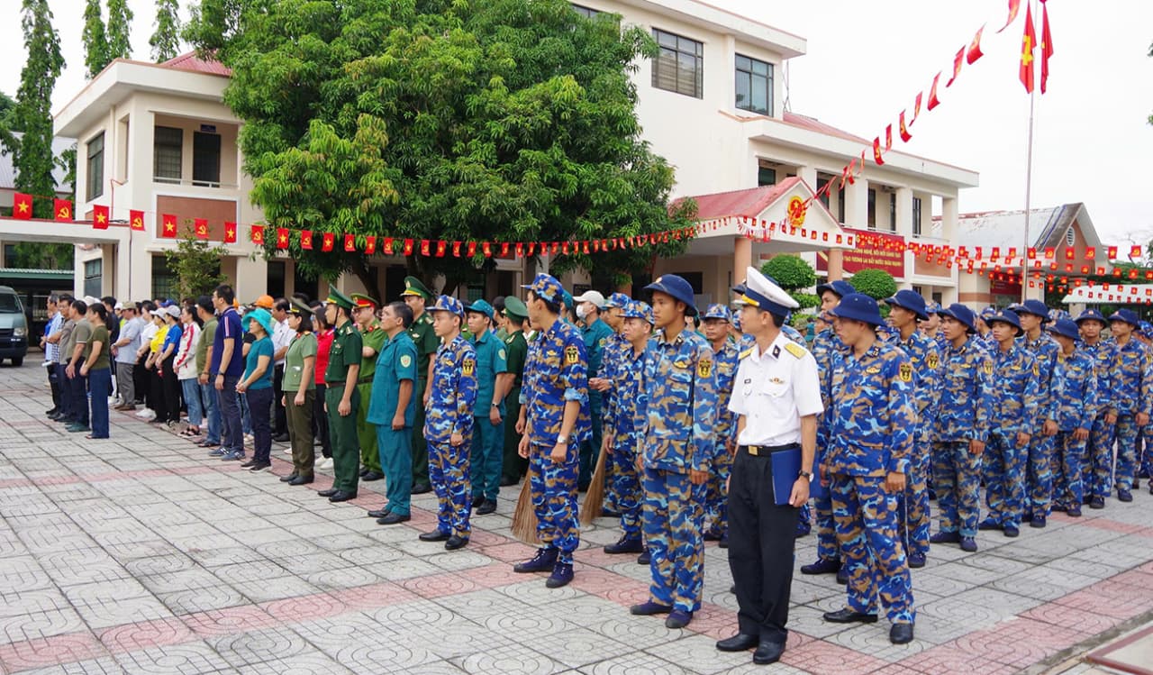 Vùng 2 Hải quân ra quân lao động, vệ sinh môi trường tại xã Long Sơn
