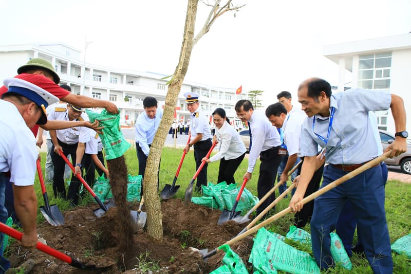 Phát động trồng cây phủ xanh Trường Cao đẳng Kỹ thuật Hải Phòng