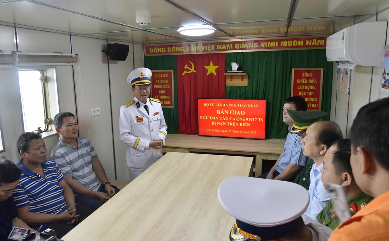 52 ngư dân gặp nạn trên biển được tàu Hải quân đưa về đất liền an toàn