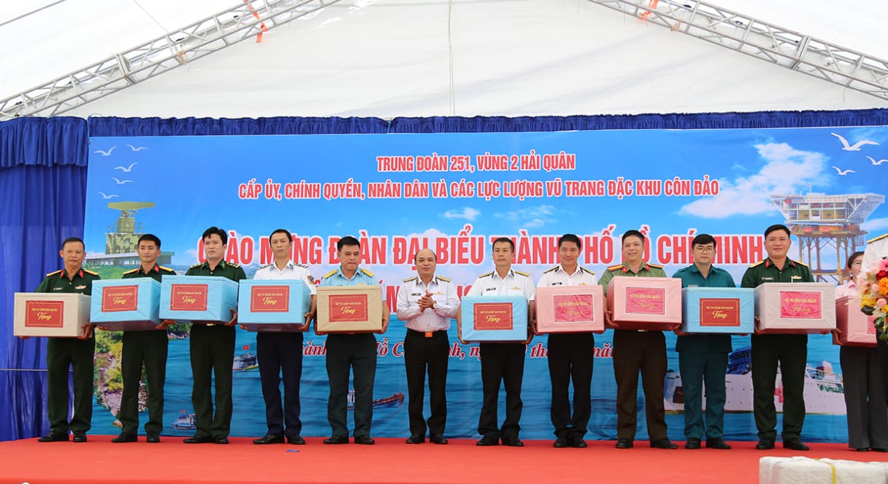 Đoàn công tác TP Hồ Chí Minh thăm, tặng quà quân dân đặc khu Côn Đảo