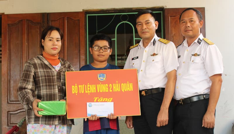 Bộ Tư lệnh Vùng 2 Hải quân tặng quà con ngư dân