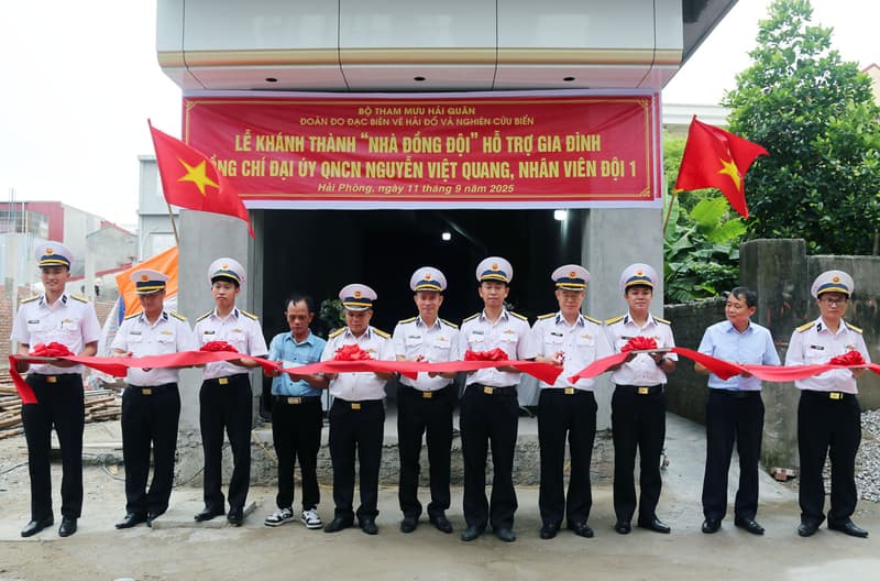 Đoàn Đo đạc biên vẽ hải đồ và nghiên cứu biển bàn giao nhà đồng đội