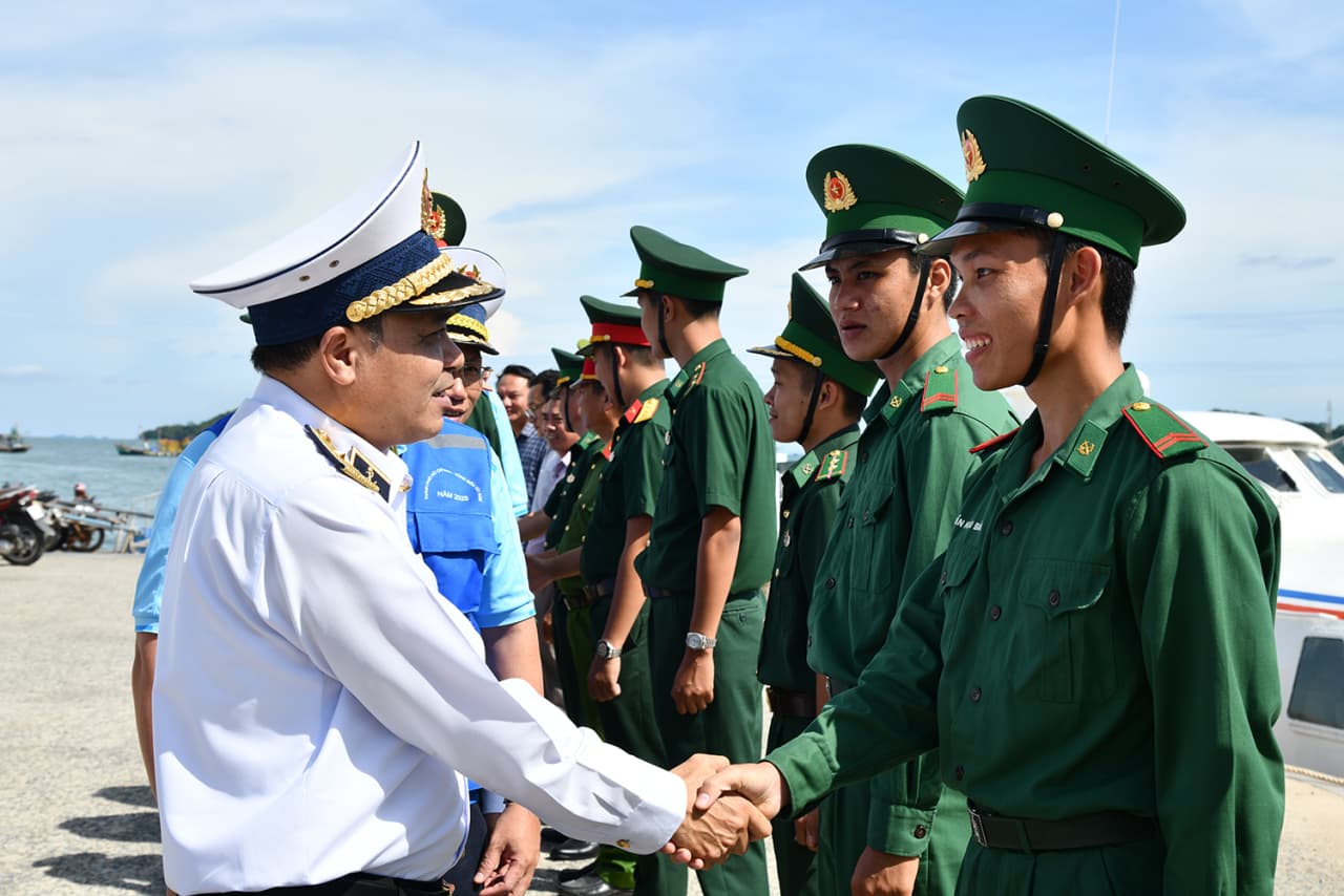 Đoàn đại biểu TP. Hồ Chí Minh sẻ chia nghĩa tình với quân dân Hòn Đốc, Nam Du