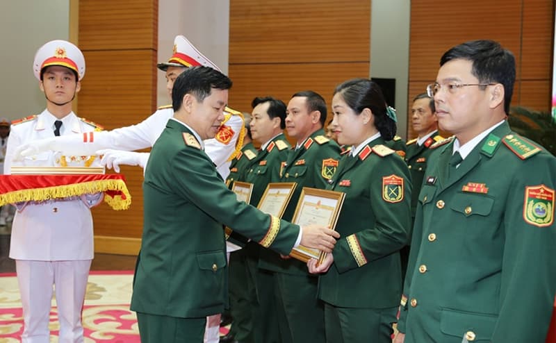 Quân chủng Hải quân có 2 tập thể và 4 cá nhân được tặng Bằng khen tại Hội nghị tổng kết năm học 2024-2025 của Bộ Quốc phòng