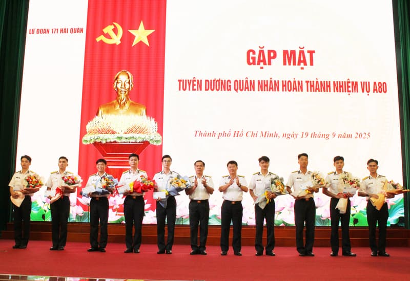 Lữ đoàn 171 tuyên dương quân nhân hoàn thành nhiệm vụ diễu binh, diễu hành