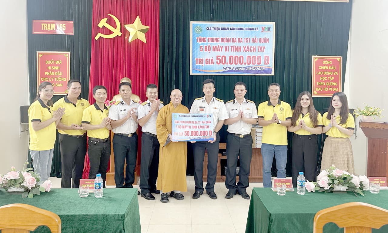 Câu lạc bộ Thiện Nhân Tâm tặng quà Trạm ra đa 495
