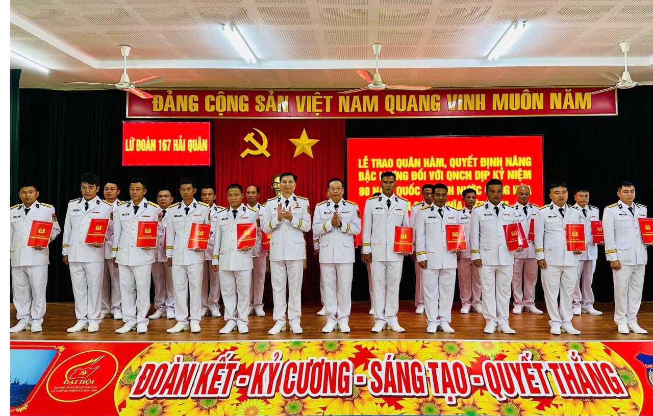 Lữ đoàn 167 trao quyết định thăng quân hàm, nâng lương cho quân nhân chuyên nghiệp
