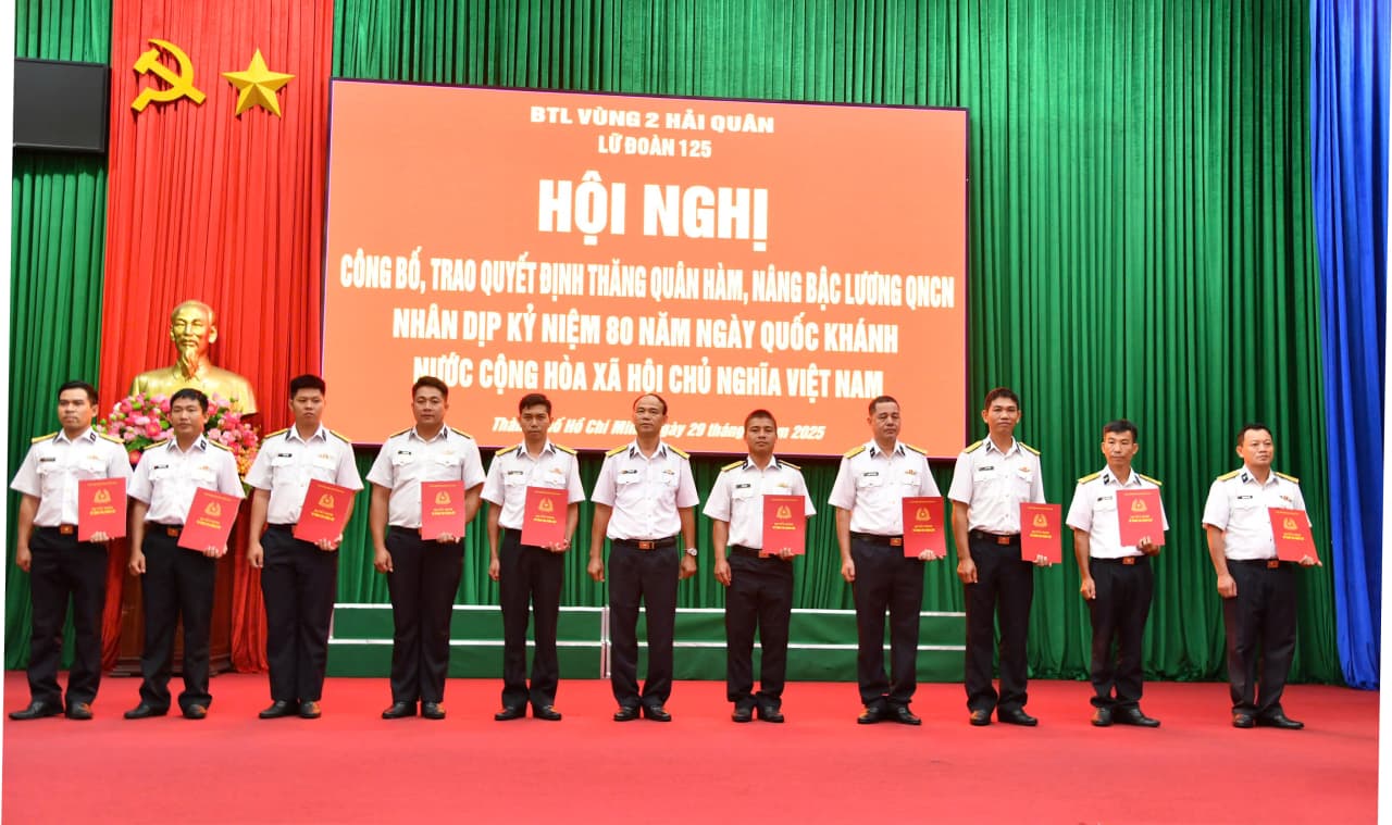 Lữ đoàn 125 trao quyết định thăng quân hàm, nâng bậc lương quân nhân chuyên nghiệp