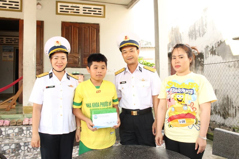 Lữ đoàn 171 đồng hành cùng con ngư dân đến trường