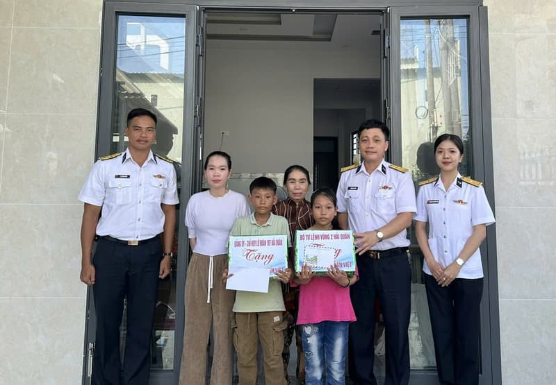Lữ đoàn 167 tặng quà con ngư dân nhân dịp khai giảng năm học mới