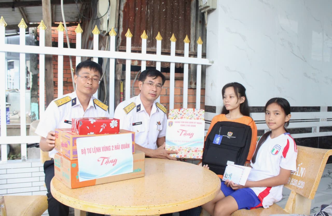 Trung tâm Bảo đảm kỹ thuật Vùng 2 tặng quà con ngư dân