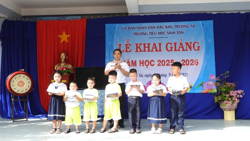 Hải đoàn 129 tặng quà học sinh Trường Sa trong ngày khai giảng