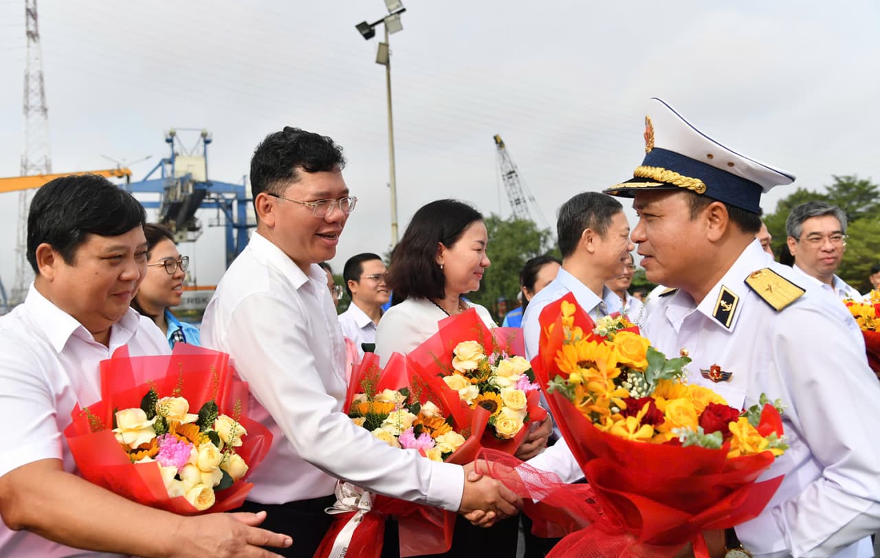 Đoàn đại biểu TP. Hồ Chí Minh đi thăm cán bộ, chiến sĩ và nhân dân trên các đảo Tây Nam