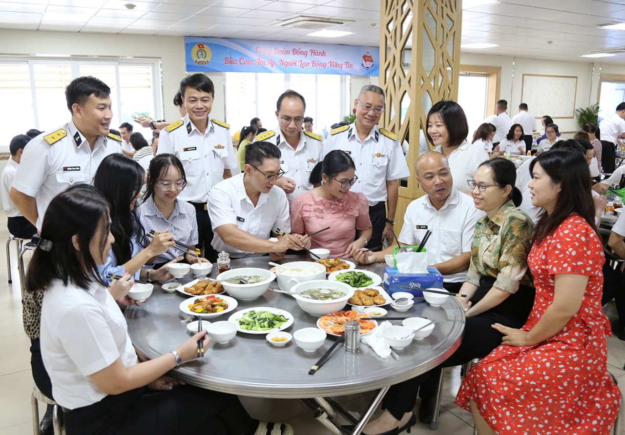 Ấm áp nghĩa tình bữa cơm công đoàn