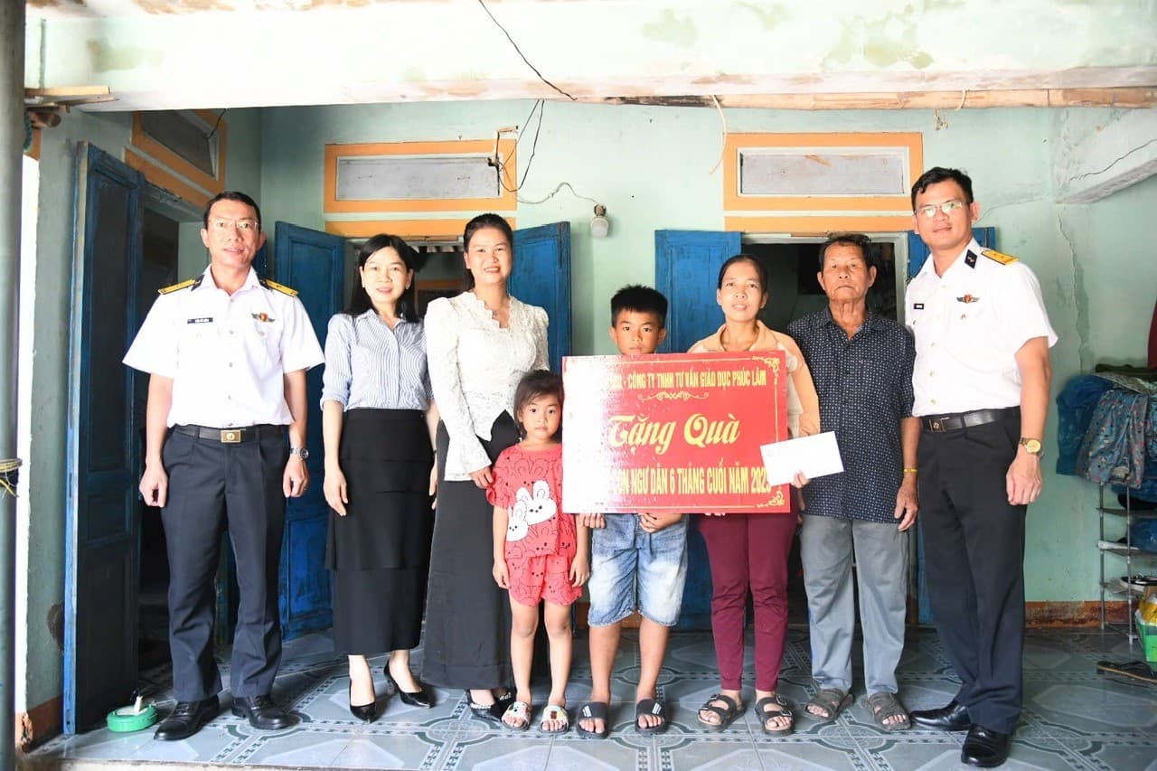 Lữ đoàn 680 thăm, tặng quà cho con ngư dân nhận đỡ đầu