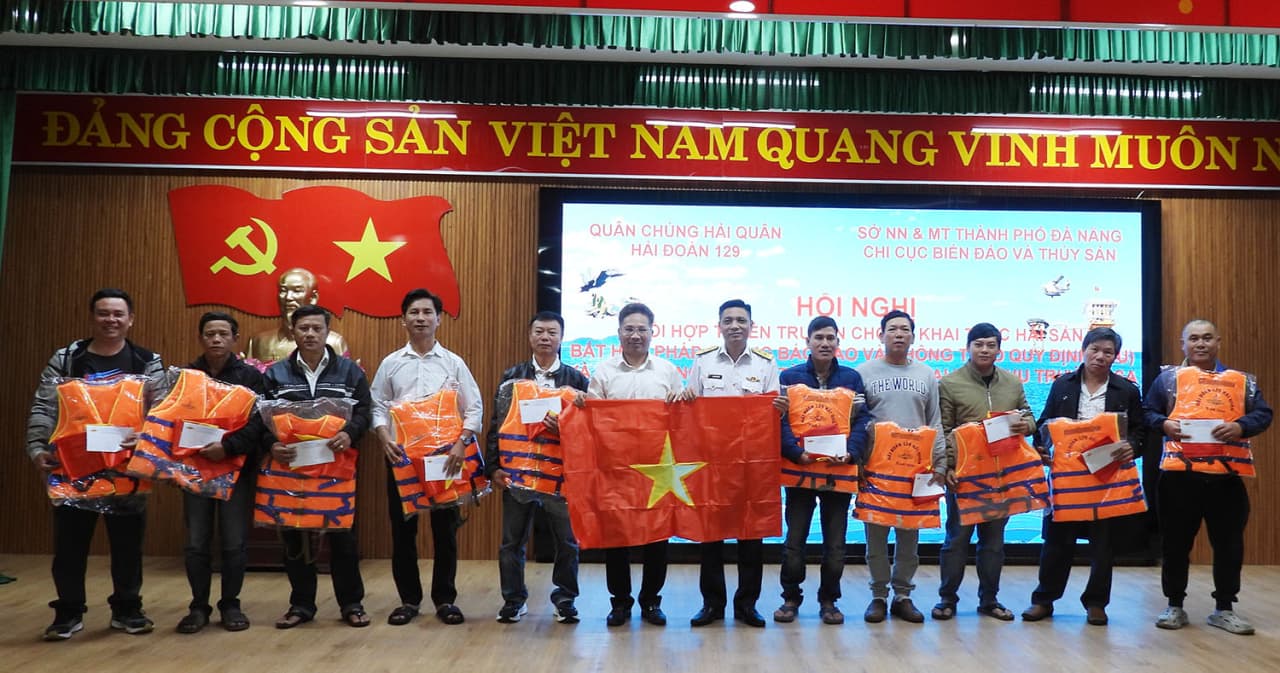 Hải đoàn 129 tuyên truyền IUU và tặng quà cho ngư dân Đà Nẵng