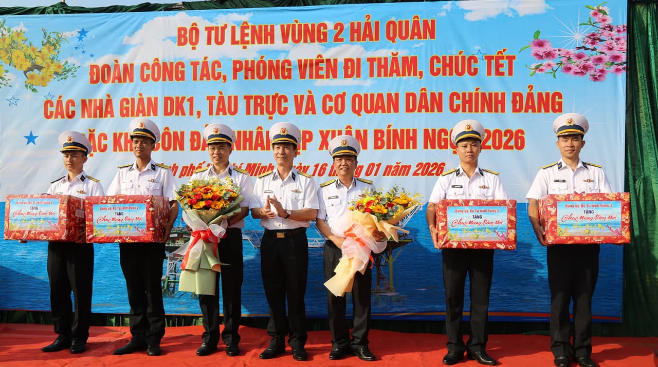 Vùng 2 Hải quân gửi tình cảm đất liền tới cán bộ, chiến sĩ nhà giàn DK1